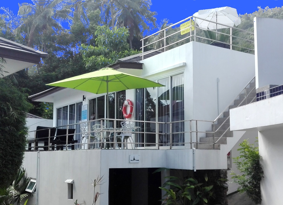 the exterior seen from the stone path on the terrace with 2 swimming pools, 2 umbrellas, garden furniture , rental prices pour long term and digital nomads 